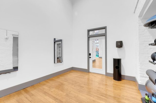 Yoga Studio Echelon Reflect-min